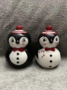 Nuevos agitadores de sal y pimienta de Navidad Johanna Parker Carnaval Cottage Penguin - Imagen 1 de 9