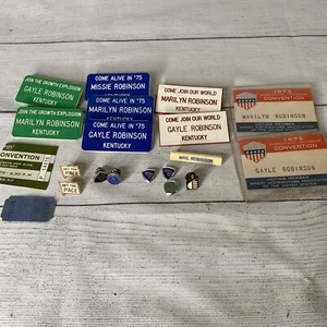 Publicidad vintage de prendedores de solapa Amway con nombre y boletos 1975 - Imagen 1 de 6