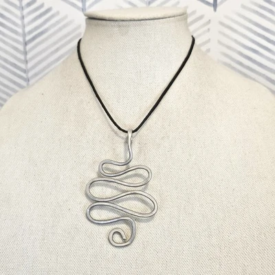 Collar de cordón de cuero colgante serpiente ondulada de aluminio reciclado arte artesanal Foto 1 de 3