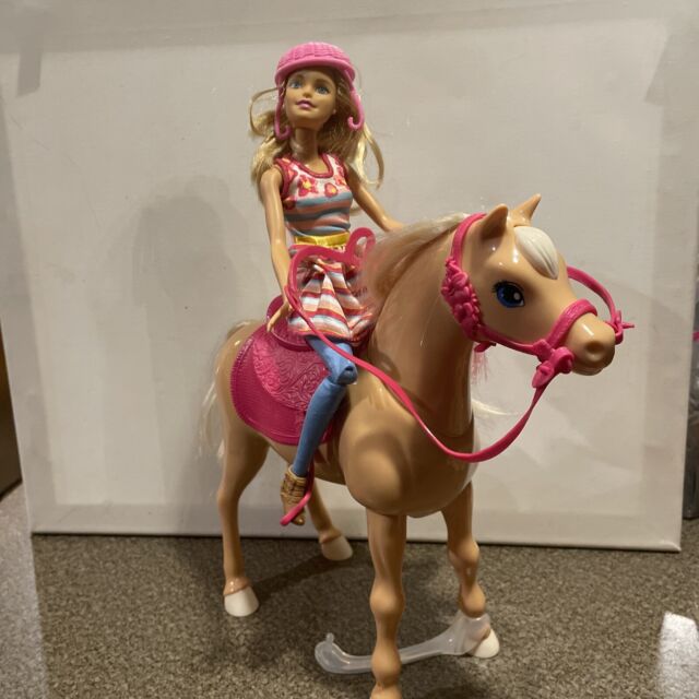 Barbie - boneca da moda e seu cavalo dançante