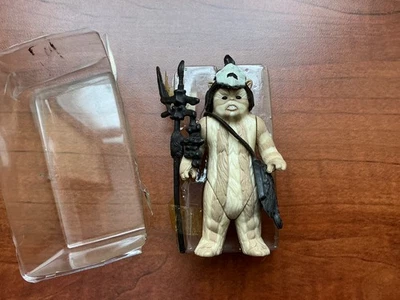 Tarjeta de colección Kenner 1983 Star Wars ROTJ EWOK Logray HK COO Unitoy recién apagada Foto 1 de 4