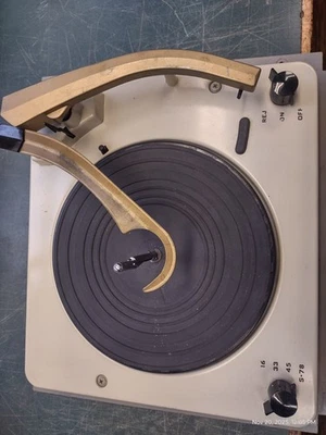 Cambiador de discos modelo V-M con motor de 90 voltios modelo GE RP1110A para piezas o reparación Foto 1 de 4