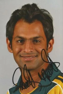 PAKISTAN: SHOAIB MALIK SIGNED 6x4 ODI PORTRAIT PHOTO+COA - Picture 1 of 1