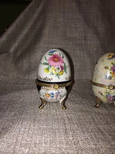 Set Of 5 Ceramic Egg Trinket Boxes On Gilt Legs - Picture 1 of 22