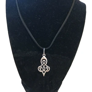 Halskette mit keltischem Knotenanhänger von CurlanceCreations - Bild 1 von 3