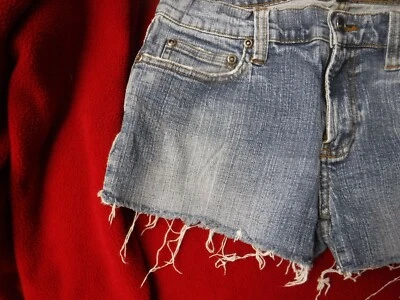 Pantalones Cortos Daisy Fuentes Juniors Talla 4, Denim, Dobladillo Deshilachado Foto 1 de 4