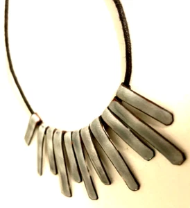 Collar estilo balancín gótico espiga de malla esmalte gris picos banda declaración - Imagen 1 de 11