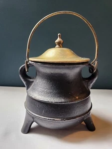 Quemador de alcohol/calentador de hervidor de agua de hierro fundido vintage con tapa y mango de latón + varilla de agitación  - Imagen 1 de 23