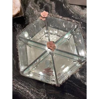 Joyero hexagonal de vidrio vintage con rosas rosadas Foto 1 de 3
