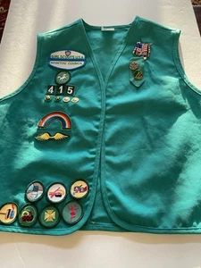 Girl Scout Vest 15 Patches 6 Pins 14-16 - Picture 1 of 5