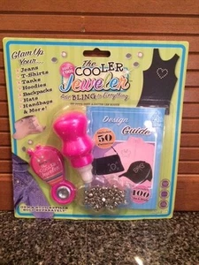Fabulous New The Cooler Jeweler Children's Craft Kit- Add Bling to Everything! - Foto 1 di 2