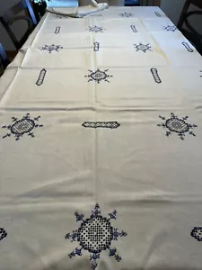 Tovaglia vintage e 12 tovaglioli ricamati e uncinetto pizzo panna e blu 58x92" - Foto 1 di 16