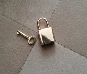 Neu Original Clochette Taschenanhänger goldfarben Metall Vorhängeschloss & Schlüssel 4 Designer Handtasche - Bild 1 von 16