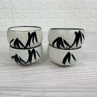 Tazas de sake de té de hojas de bambú con guijarros blancos negros de cerámica Feco asiática de colección Japón Foto 1 de 4