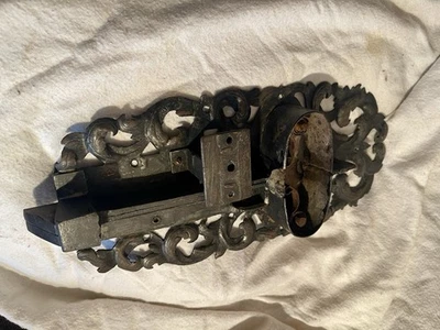 serrure ancienne Fer Forgé Ouvragée XVII ème Porte Coffre Château Clef Key Lock - Photo 1/4