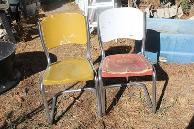 Sillas de patio vintage de metal retro cromado con respaldo de carcasa Foto 1 de 3