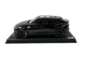 LAMBORGHINI URUS 1:18 MODELLAUTO (SCHWARZ/GELB) - Bild 1 von 4
