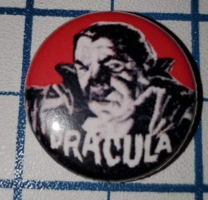 Pin DRACULA Universal Studios Movie Vampire Monster - NICE! Pinback Bela Lugosi - Picture 1 of 2