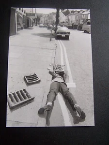 Mumbles Swansea Vintage Photo Man in Drain Amusement Arcade 1989 Street Scene - Picture 1 of 2
