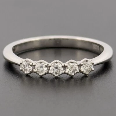 Anillo de eternidad de diamantes de 0,25 quilates de oro blanco de 9 quilates talla O con sello Foto 1 de 4