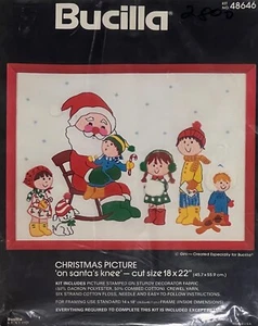 Kit ricamo crewel natalizio vintage NOS Bucilla "Sul ginocchio di Babbo Natale" 48646 - Foto 1 di 2