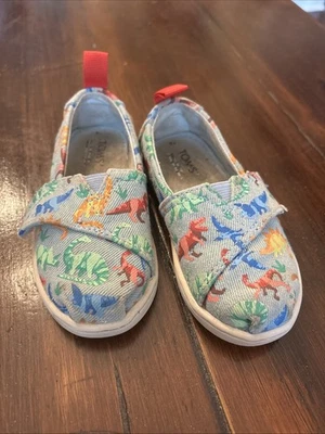 Zapatos de alpargata TOMS con estampado de dinosaurios para niños pequeños Foto 1 de 2