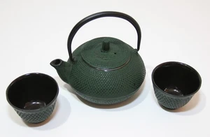JAPANISCHE Teekanne Gusseisen mit (2) Tassen & Sieb - grün/schwarz - Bild 1 von 15
