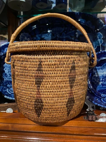 Vintage Handled Basket with lid.  8 x 6.5 inches. Exceptional condition Cover