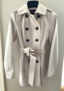 EXPRESS LIGHT BEIGE TRENCH COAT XS NWT NEW! HIGH QUALITY & CLASSIC! MID LENGTH - Picture 1 of 6
