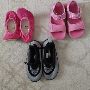 Schuhe Gr. 25 Paket 3 Paar Gymnastikschuhe, Badeschuhe, Sandalen sehr gut - Bild 1 von 11