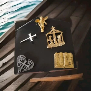Pin de solapa vintage tono dorado belén, Santa Biblia, juego de 5 ángeles WWJD,  - Imagen 1 de 6
