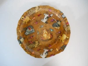 Achtung Katzen-/Hundeliebhaber ~ nur eine ~ Decoupaged Glas Tortenplatte mit Debi Hron Stoff - Bild 1 von 3