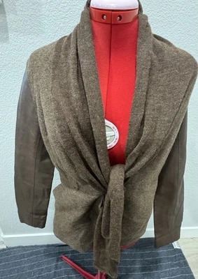 Cárdigan suéter Stella Carakasi marrón con corbata frontal para mujer talla pequeña minimalista Foto 1 de 4