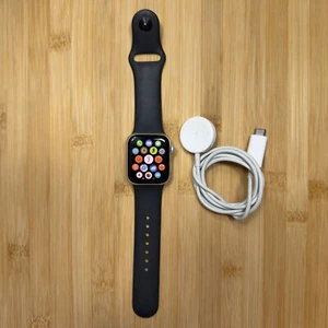 Apple Watch SE 2. generacji - GPS - 40mm - Starlight - 80% biustonosz - Zdjęcie 1 z 12