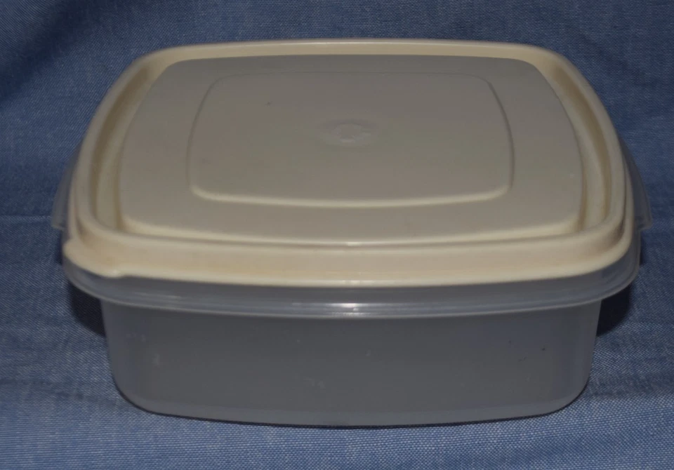 Винтажный квадратный контейнер для хранения Rubbermaid Servin' Saver на 5 чашек No2 с миндальной крышкой - Изображение 1 из 1