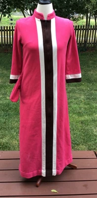 Robe Vintage Vanity Fair Pink & Brown Size 8 Distressed Zip Up - Image 1 of 4