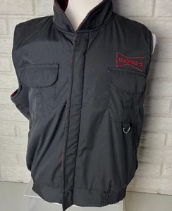 Budweiser Invierno Forrado Chaleco Chaqueta Negro Rojo Letras Cremallera Cierre EE. UU. XXL Cerveza - Imagen 1 de 8