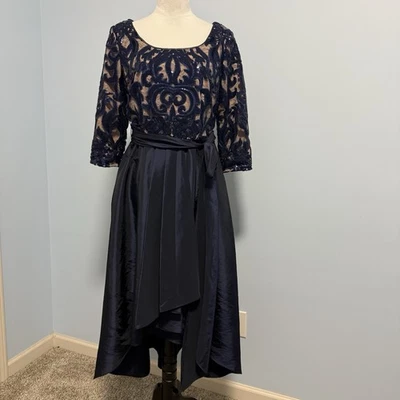 Vestido para mujer R&M Richards de una pieza de encaje y tafetta Hi Lo Missy azul marino talla 10 Foto 1 de 4