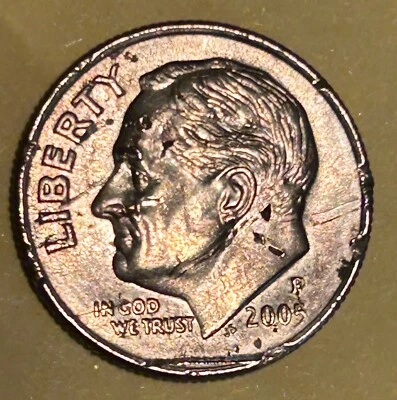 Moneda de diez centavos Roosevelt 2005P con errores, grietas y error en la llanta inferior. Foto 1 de 2