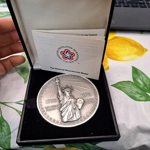 1976 NATIONAL BICENTENNIAL MEDAL - Picture 1 of 2