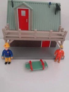 FIREMAN SAM MOUNTAIN LODGE PLAYSET 2 x FIGURINE - Foto 1 di 9