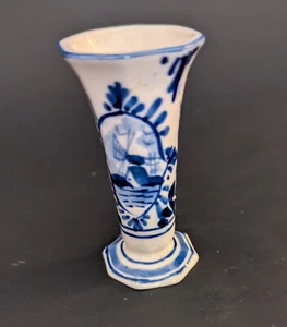 Jarrón de porcelana en miniatura azul Delft pintado a mano azul floral casa de muñecas de 4 3/4" - Imagen 1 de 5