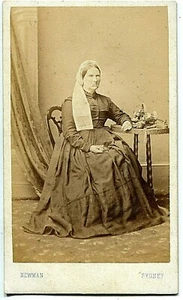 Photographic portrait of an elderly woman in a fine dress - Sydney, 1869-1874 - Bild 1 von 2