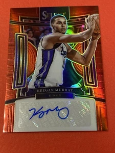 2023-24 Panini Select Keegan Murray Signatures Red Prizm Auto #41/99 KINGS - Imagen 1 de 2