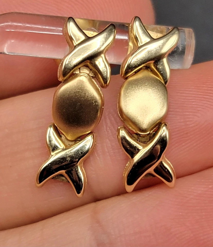 Aretes de oro amarillo de 10 quilates XOXO abrazos besos estilo de colección acabado pulido cepillado Foto 1 de 4