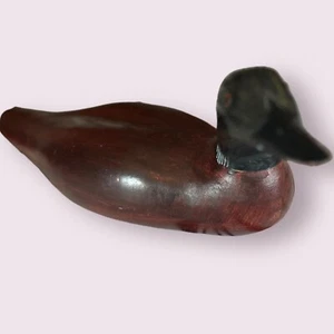 Anatra in legno intagliato con occhi di vetro - Statuina uccellino decorativo vintage artigianale - Foto 1 di 8