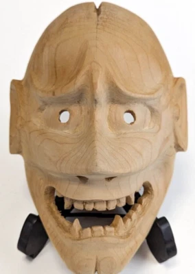 Máscara Noh Hannya decoración tallada en madera. Máscara artesanal tradicional japonesa. Foto 1 de 4