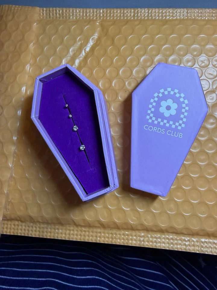 Aretes con espalda plana Cords Club 2 pares de oro con piedras de circonita cúbica Foto 1 de 4