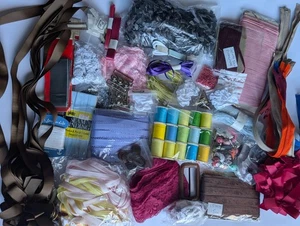 JOB LOT #93: VINTAGE threads, ribbon, lace, bows, zips & more - Picture 1 of 9
