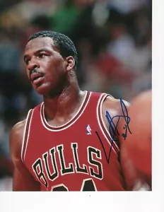 MAGLIA CHICAGO BULLS CHARLES OAKLEY ROSSA FIRMATA 8X10 - Foto 1 di 1